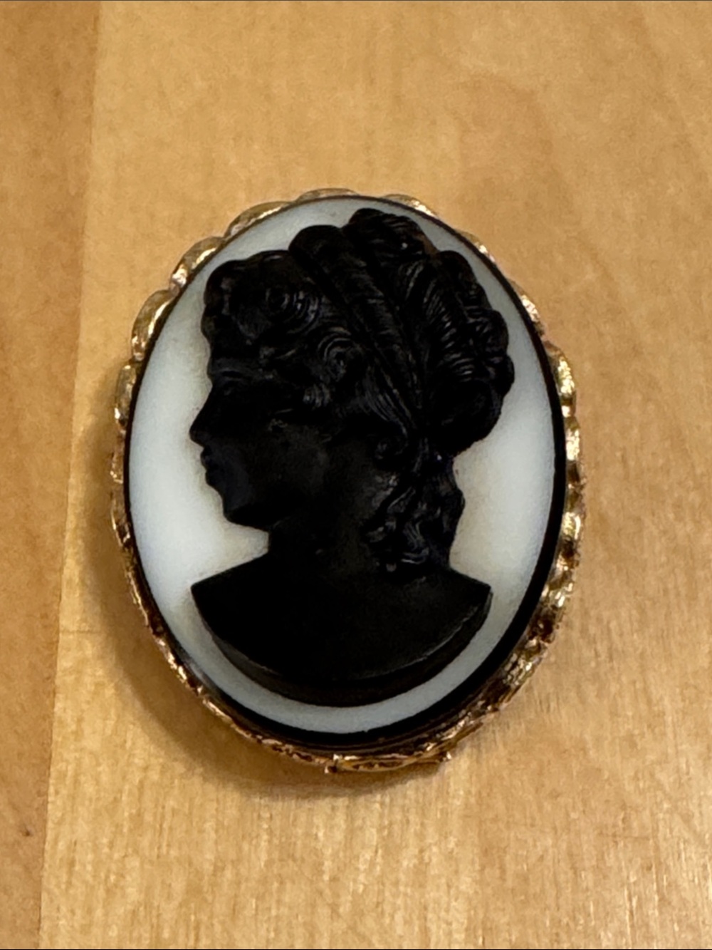 VTG black and white glass cameo brooch with filigree gold tone oval frame